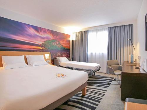 Habitación Executive con cama doble y sofá cama individual del hotel Novotel Lille Centre Grand Place