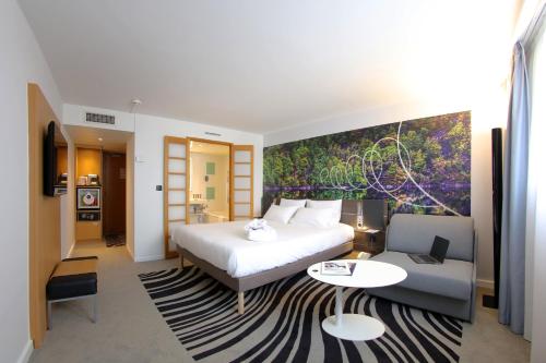 Habitación Executive con cama doble y sofá cama individual del hotel Novotel Lille Centre Grand Place. Foto 4