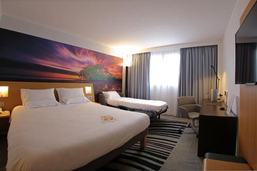 Habitación Executive con cama doble y sofá cama individual del hotel Novotel Lille Centre Grand Place. Foto 6