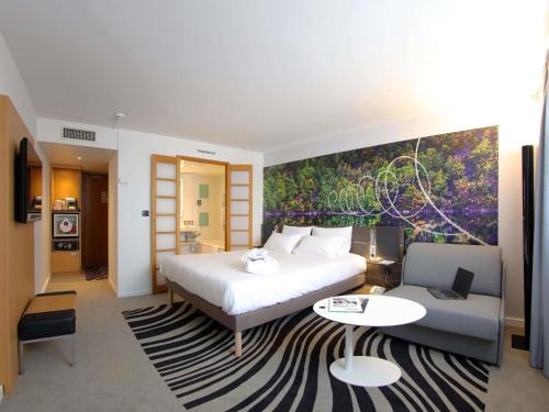 Habitación Executive con cama doble y sofá cama individual del hotel Novotel Lille Centre Grand Place. Foto 11