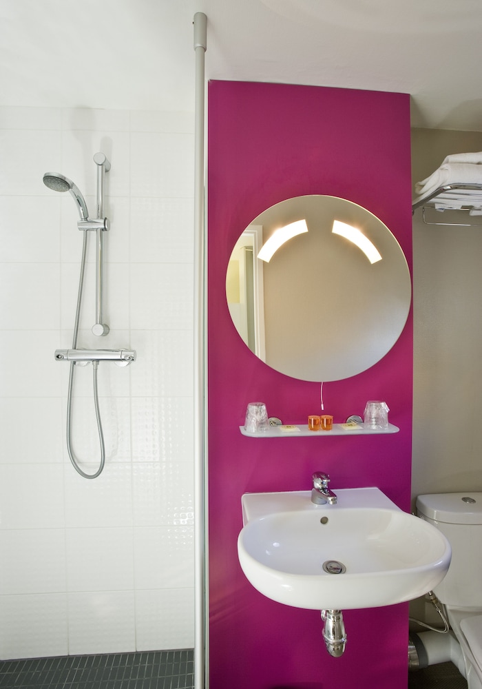 Habitación Estándar con cama doble del hotel Ibis Styles Lille Centre Gare Beffroi. Foto 6