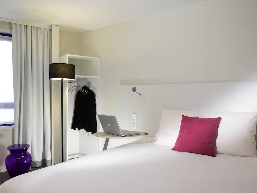 Habitación Standard con cama doble y sofá cama para 1 persona del hotel Ibis Styles Lille Centre Gare Beffroi. Foto 2