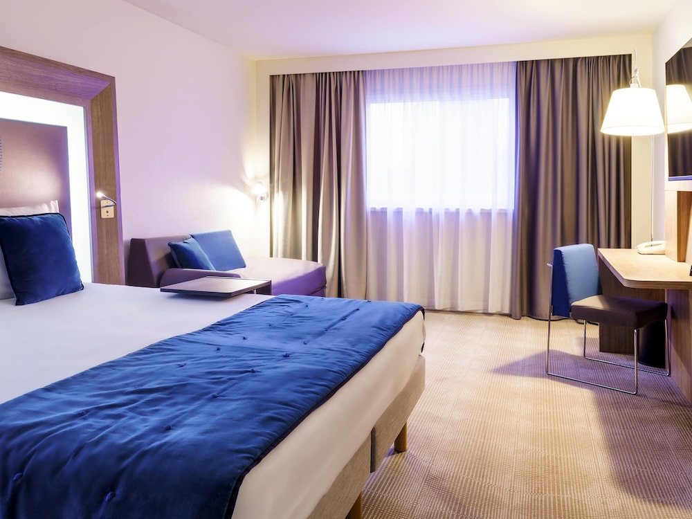 Habitación Superior Familiar con ducha Cama doble y cama extra del hotel Novotel Avignon Nord. Foto 3
