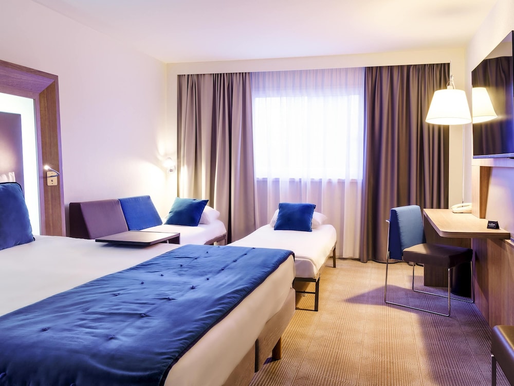 Habitación Superior Familiar con ducha Cama doble y cama extra del hotel Novotel Avignon Nord. Foto 4