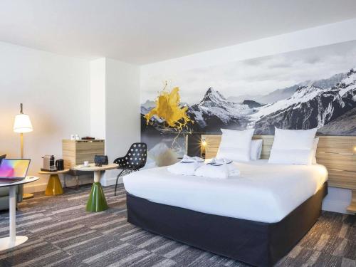 Suite with One Double Bed and Mountain View del hotel Novotel Annecy Centre