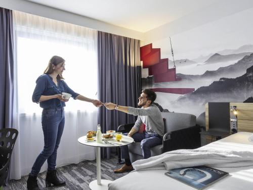 Classic Room with One Double Bed and One Single Bed del hotel Novotel Annecy Centre. Foto 1