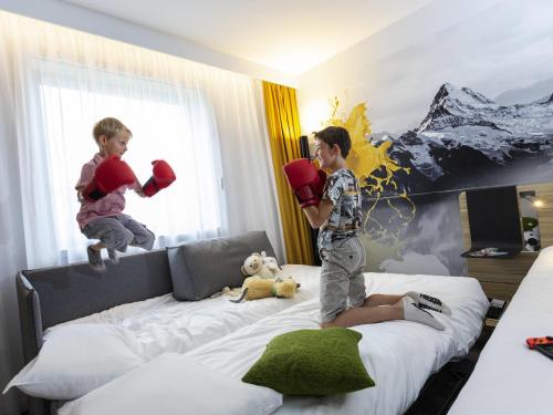Habitación Superior con 2 sofás - 1 cama grande del hotel Novotel Annecy Centre. Foto 1