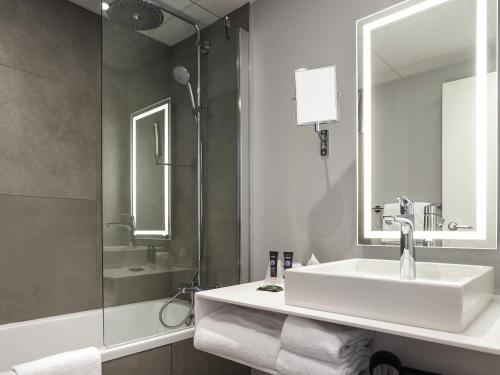 Habitación Superior con 2 sofás - 1 cama grande del hotel Novotel Annecy Centre. Foto 2