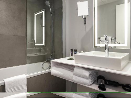 Classic Room with One Double Bed and One Single Bed del hotel Novotel Annecy Centre. Foto 5
