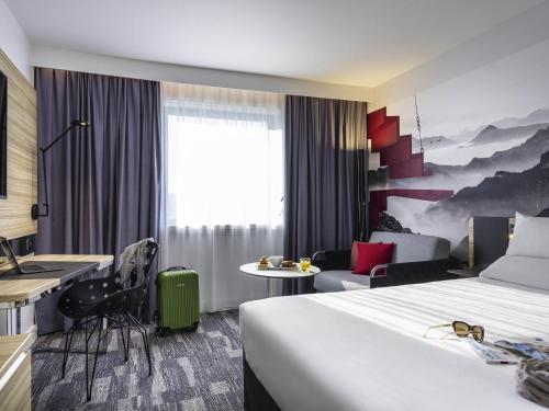 Classic Room with One Double Bed and One Single Bed del hotel Novotel Annecy Centre. Foto 6