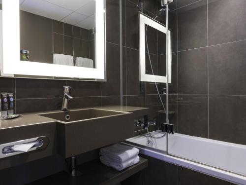 Suite with One Double Bed and Mountain View del hotel Novotel Annecy Centre. Foto 1