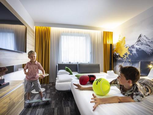 Classic Room with One Double Bed and One Single Bed del hotel Novotel Annecy Centre. Foto 2