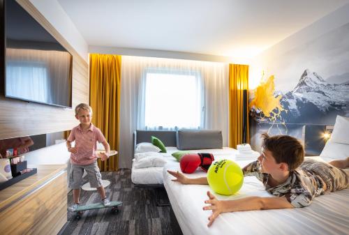 Classic Room with One Double Bed and One Single Bed del hotel Novotel Annecy Centre. Foto 4