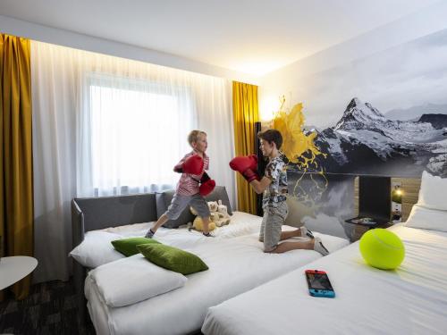 Habitación Superior con 2 sofás - 1 cama grande del hotel Novotel Annecy Centre. Foto 1