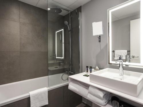 Suite Junior con sofá - 1 cama doble del hotel Novotel Annecy Centre. Foto 5