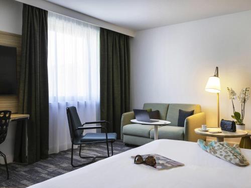 Suite Junior con sofá - 1 cama doble del hotel Novotel Annecy Centre. Foto 6