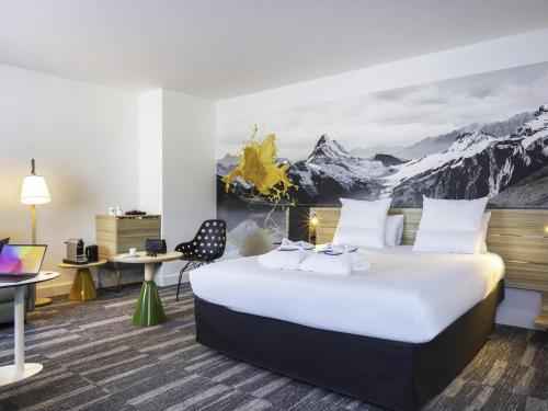 Suite with One Double Bed and Mountain View del hotel Novotel Annecy Centre. Foto 1