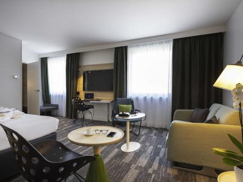 Suite with One Double Bed and Mountain View del hotel Novotel Annecy Centre. Foto 2