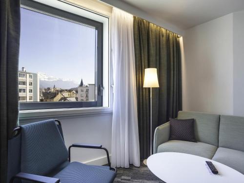 Suite with One Double Bed and Mountain View del hotel Novotel Annecy Centre. Foto 4