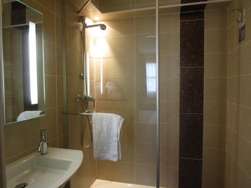 Habitación Doble - 2 camas del hotel Kyriad Montpellier Centre - Antigone. Foto 3