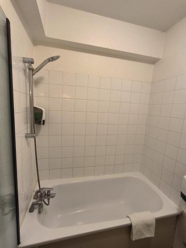 Habitación Estándar - 1 cama doble y 1 sofá del hotel Kyriad Montpellier Centre - Antigone