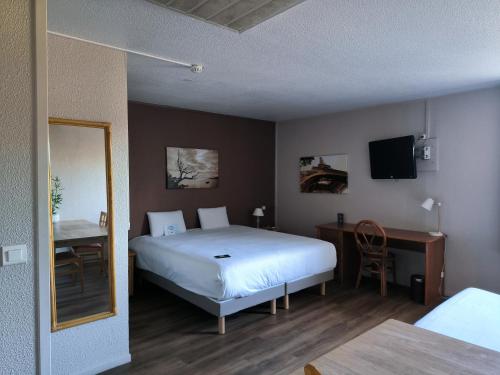 Habitación Estándar - 1 cama doble y 1 sofá del hotel Kyriad Montpellier Centre - Antigone. Foto 7