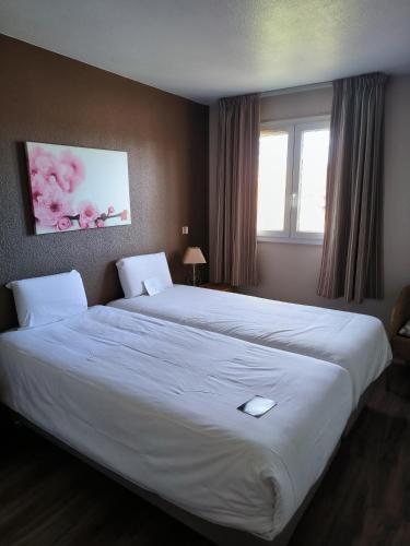 Habitación Estándar - 2 camas individuales y 1 sofá del hotel Kyriad Montpellier Centre - Antigone. Foto 2