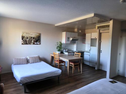Habitación Estándar - 2 camas individuales y 1 sofá del hotel Kyriad Montpellier Centre - Antigone. Foto 4