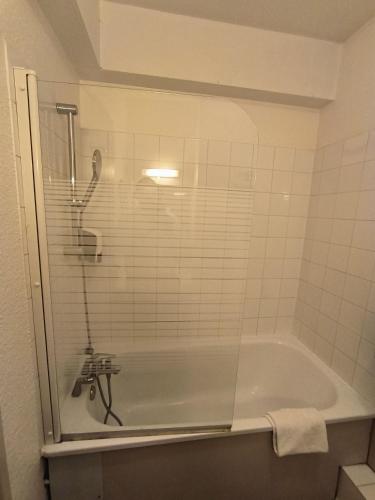 Habitación Estándar - 2 camas individuales y 1 sofá del hotel Kyriad Montpellier Centre - Antigone. Foto 7
