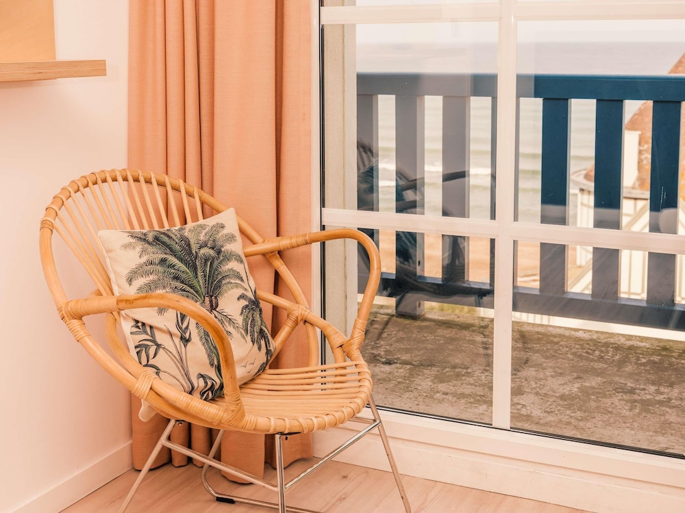 Apartamento con una cama doble, sofá cama doble y vistas al mar del hotel Ibis Styles Deauville Villers Plage. Foto 5
