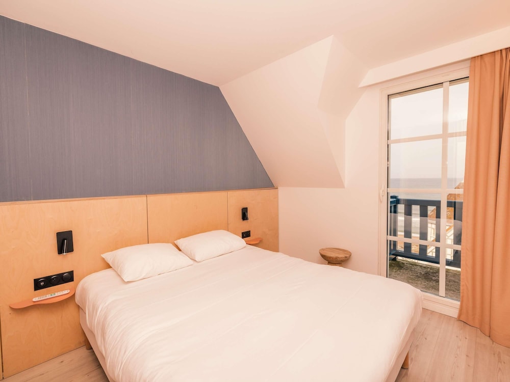 Apartamento con una cama doble, sofá cama doble y vistas al mar del hotel Ibis Styles Deauville Villers Plage. Foto 7