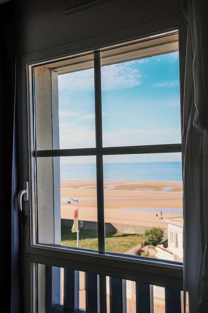 Habitación Standard con 1 cama doble y vistas al mar del hotel Ibis Styles Deauville Villers Plage. Foto 8
