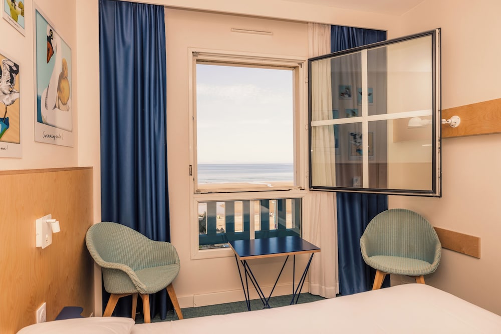 Habitación Standard con 1 cama doble y vistas al mar del hotel Ibis Styles Deauville Villers Plage. Foto 13
