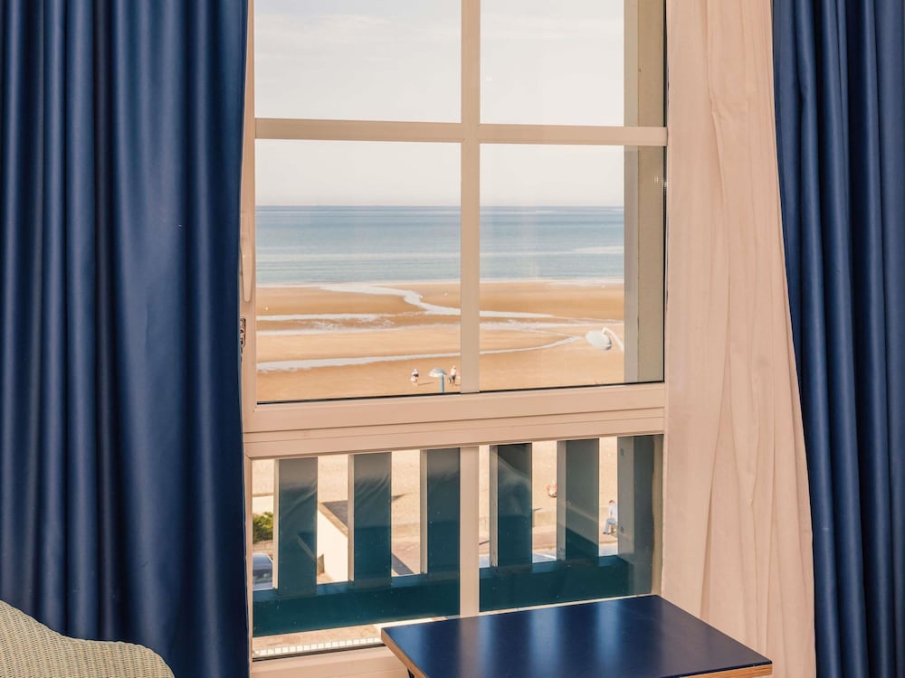 Habitación Standard con 2 camas individuales y vistas al mar del hotel Ibis Styles Deauville Villers Plage. Foto 1