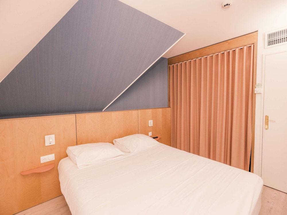 Apartamento con una cama doble y un sofá cama doble del hotel Ibis Styles Deauville Villers Plage. Foto 4