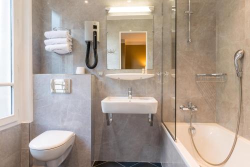 Habitación Triple del hotel Paris France. Foto 2