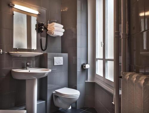 Habitación Triple del hotel Paris France. Foto 3