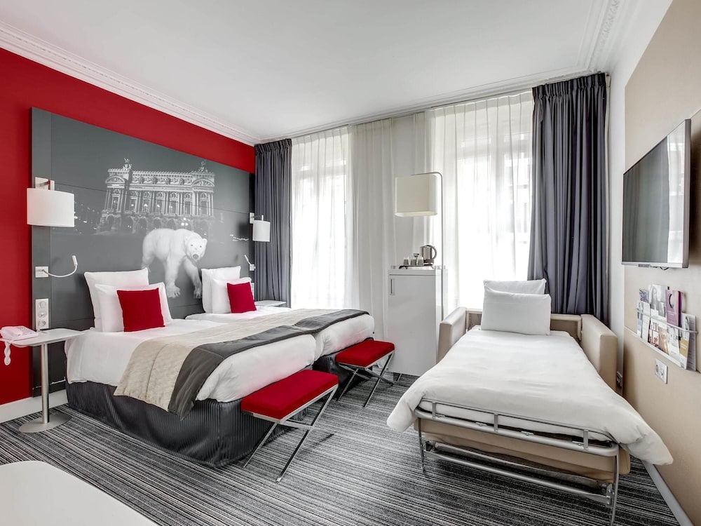 Habitación superior con 2 camas individuales, varias camas del hotel Mercure Paris Opera Louvre