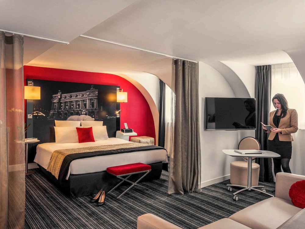 Habitación superior con 2 camas individuales, varias camas del hotel Mercure Paris Opera Louvre. Foto 1