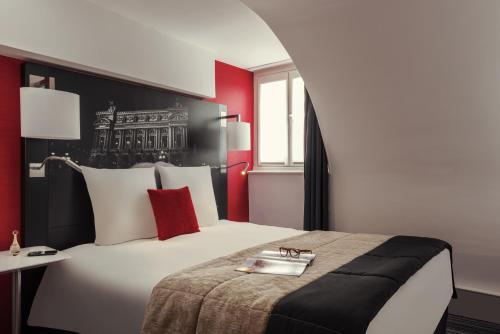 Habitación Doble Clásica del hotel Mercure Paris Opera Louvre. Foto 6