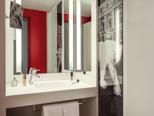 Habitación Doble Superior del hotel Mercure Paris Opera Louvre. Foto 1