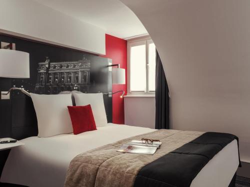 Habitación Doble Clásica del hotel Mercure Paris Opera Louvre. Foto 8