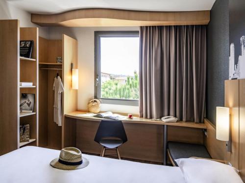 Habitación Doble Estándar del hotel IBIS CANNES MOUANS SARTOUX. Foto 1