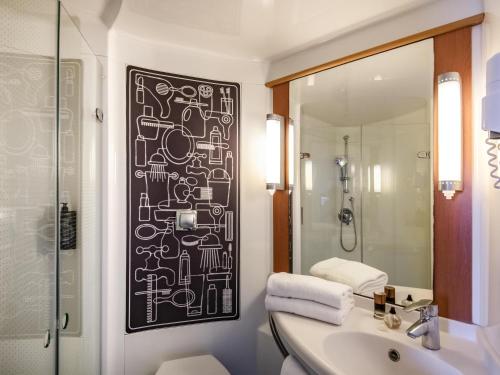 Habitación Doble Estándar del hotel IBIS CANNES MOUANS SARTOUX. Foto 4
