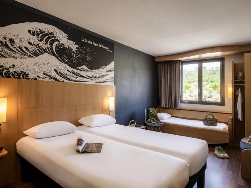 Habitación Estándar con 3 camas individuales del hotel IBIS CANNES MOUANS SARTOUX