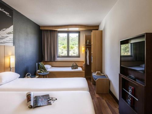 Habitación Estándar con 3 camas individuales del hotel IBIS CANNES MOUANS SARTOUX. Foto 2