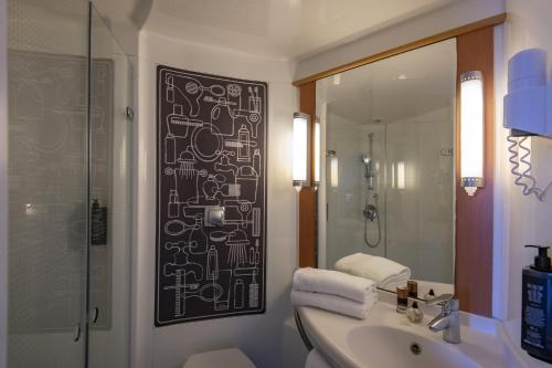 Habitación Estándar con 3 camas individuales del hotel IBIS CANNES MOUANS SARTOUX. Foto 5