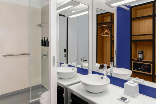 Habitación más amplia - 1 cama extragrande - Habitación esquinera del hotel Aloft New York Brooklyn. Foto 8