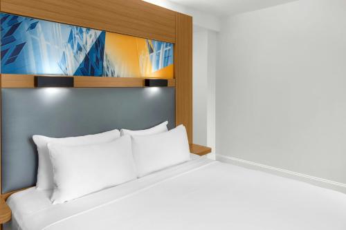Habitación con cama extragrande del hotel Aloft New York Brooklyn. Foto 5