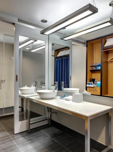 Habitación Suite Esquinera con sofá cama - 1 cama extragande del hotel Aloft New York Brooklyn